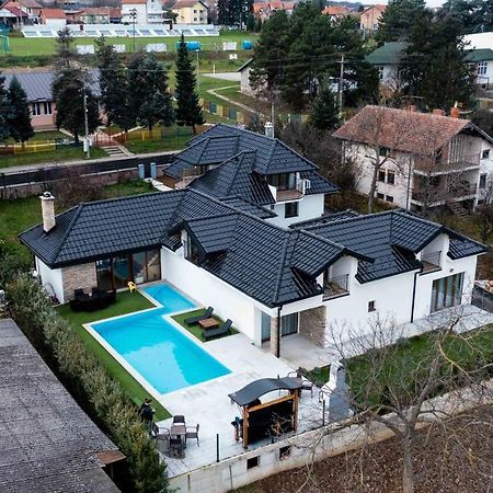 City Escape Luxury Villa Zuce エクステリア 写真